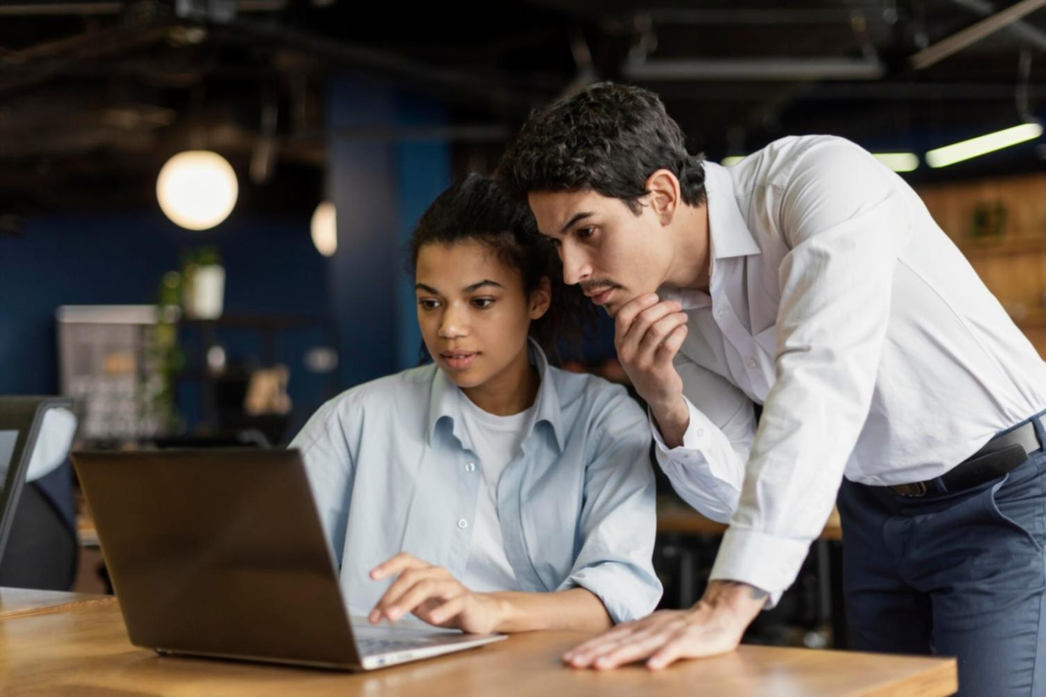 Persoană care studiază planificarea financiară la calculator