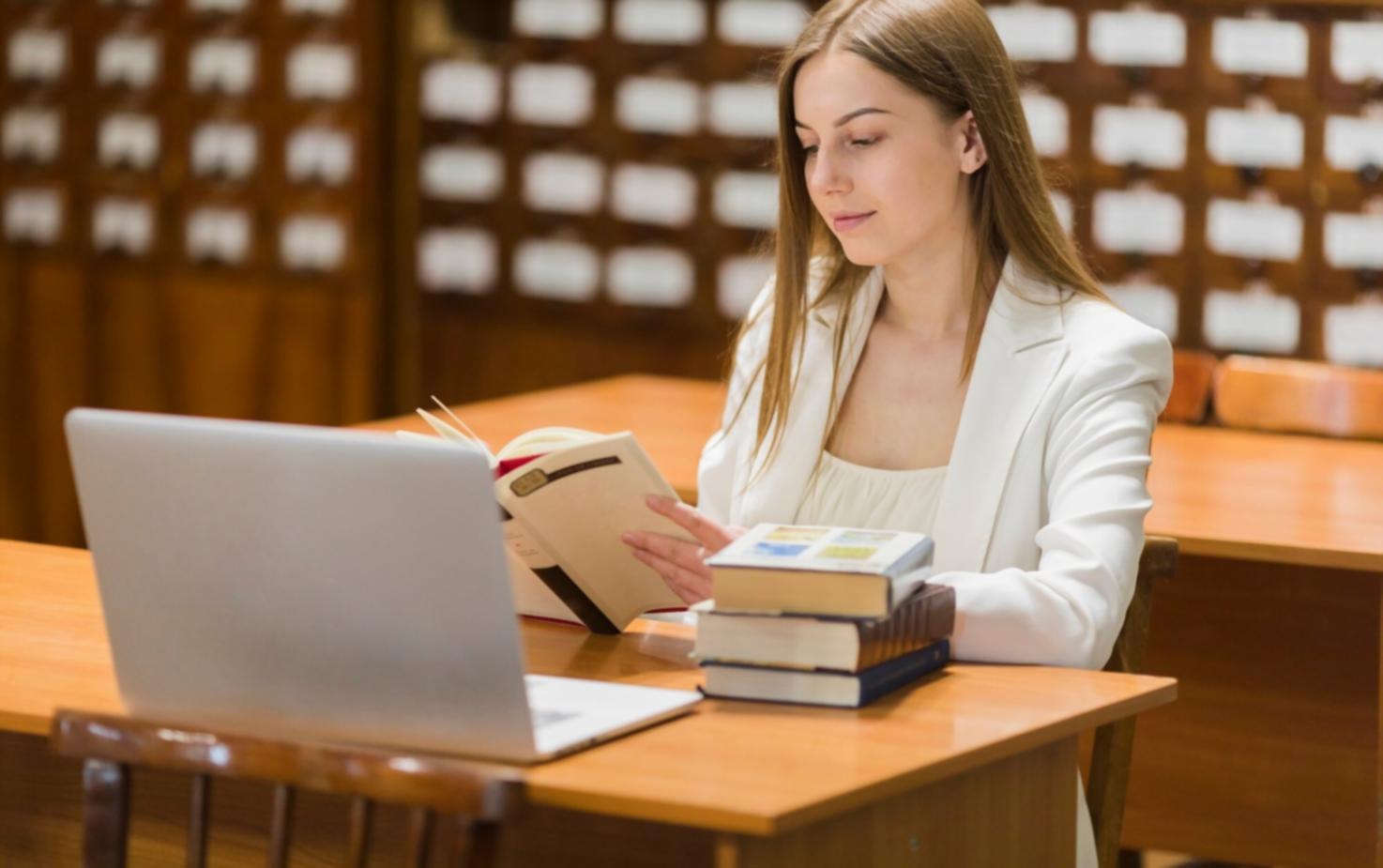 Echipa noastră de consultanți financiari în timpul unei sesiuni de educație